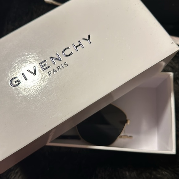 Givenchy 😍 - Picture 7 of 10